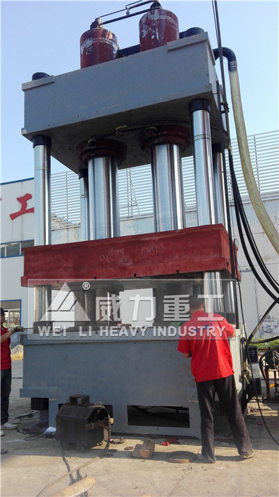 1200吨四柱液压机加工中(未喷漆)