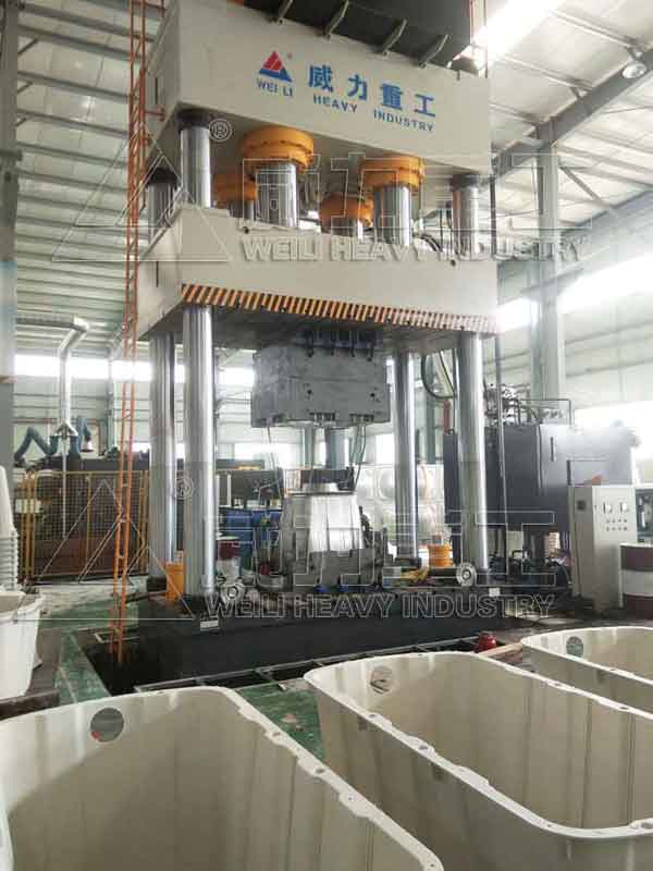 2000吨四柱液压机玻璃钢化粪池成型液压机加工现场