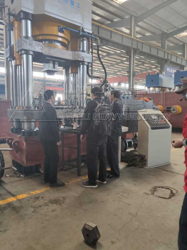 客户来厂试机加工生产现场